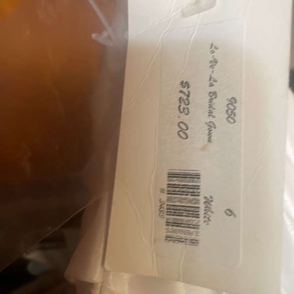 Gorgeous White Wedding Dress and Vail !! - Picture 12 of 12